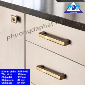 Tay Nắm Tủ Phong Cách Mỹ mang lại sự tinh tế và sang trọng cho đồ nội thất, sự kết hợp hoàn hảo giữa màu xám và vàng ngọc trai mang lại nét hài hòa cho tổng thể.