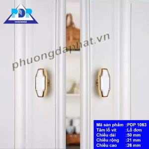 Núm Tủ Phong Cách Châu Âu với màu vàng sang trọng cùng điểm nhấn là chất liệu sứ ngay trung tâm tay cầm pha trộn nét cổ điển và hiện đại.