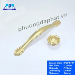 Tay Nắm Tủ với màu vàng sang trọng và những đường viền cùng họa tiết ở hai đầu liên kết tạo điểm nhấn vượt trội.