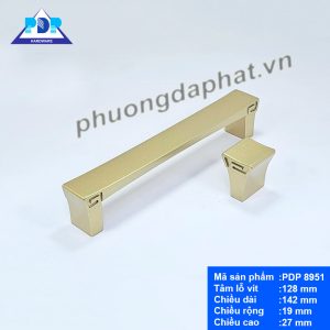 Tay Nắm Tủ mang lại cảm giác hướng về nguồn cội với chi tiết xoáy vuông rất phổ biến trên mặt trống đồng, phù hợp cho mọi cách lắp đặt dọc hay ngang.