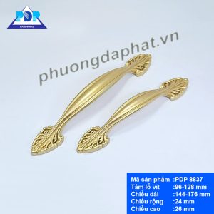 Tay Nắm Tủ Tân Cổ Điển với chi tiết đẹp mắt được chế tác công phu với những đường cong bắt mắt, độ cong hợp lý làm nên một sản phẩm sáng tạo. Màu vàng mờ tạo sự sang trọng cho không gian của bạn.