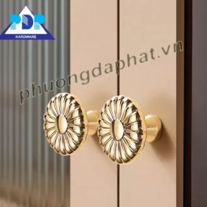 Núm Tủ