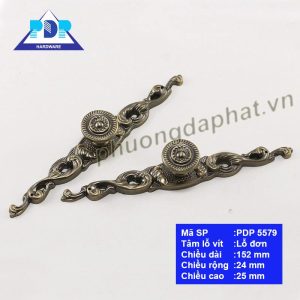 Tay Cầm Tủ Cổ Điển với kết thúc núm độc đáo giúp nâng cao chất lượng của nội thất. Những chi tiết xoắn tinh tế sẽ tô điểm vẻ đẹp không gian của bạn một cách tốt nhất.