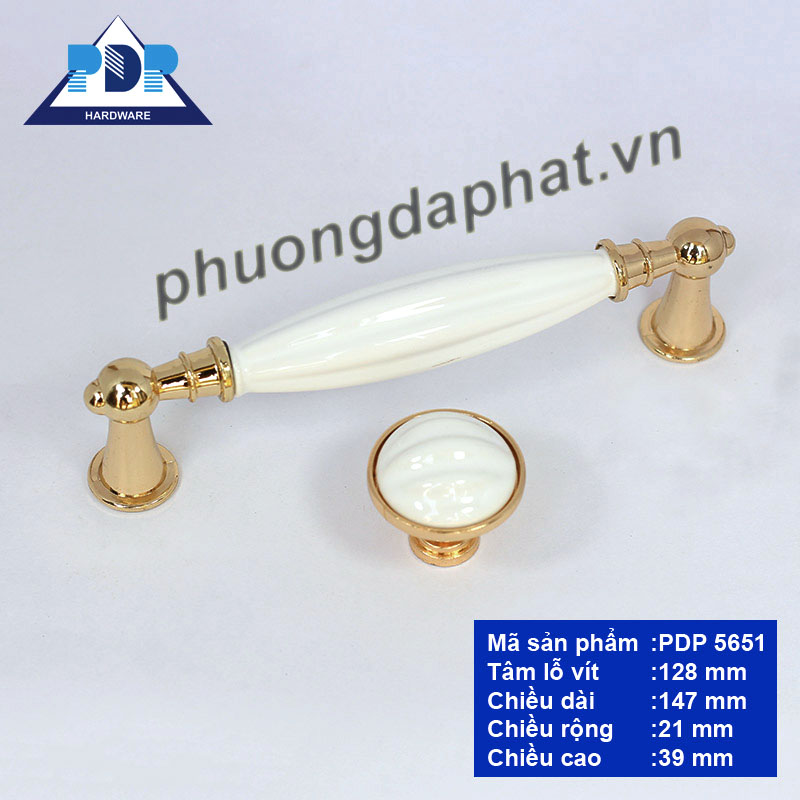 Tay Nắm Tủ Gốm Sứ Phong Cách Châu Âu rất quyến rũ qua những đường cong tinh tế cùng màu vàng bóng và trắng tinh khôi mang lại sự sang trọng và đẳng cấp cho nội thất.
