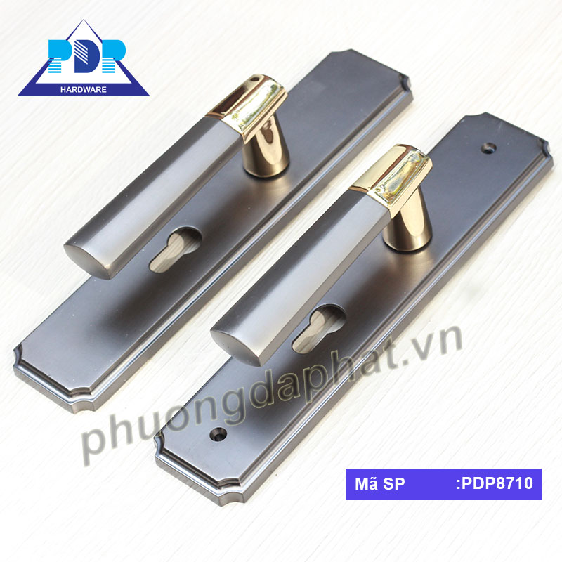 Khóa Cửa Tay Gạt mang dáng vẻ hiện đại với sự kết hợp giữa màu vàng bóng và xám tạo sự thanh lịch cho tổng thể.
