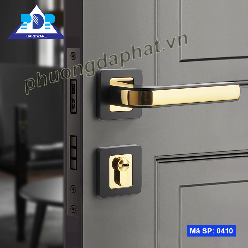 Khóa Cửa Tay Gạt mang dáng vẻ hiện đại với sự kết hợp giữa màu vàng bóng và đen tạo sự thanh lịch cho tổng thể.