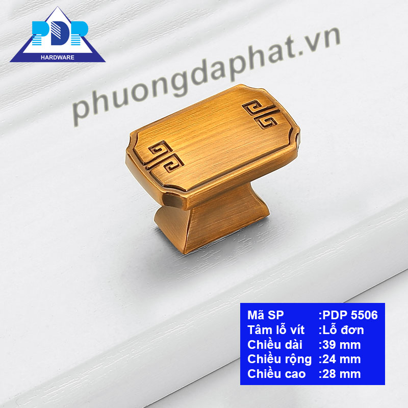 Núm Cửa Tủ mang các họa tiết cung đình xưa được khắc họa tỉ mỉ ngay phần đầu tay tủ