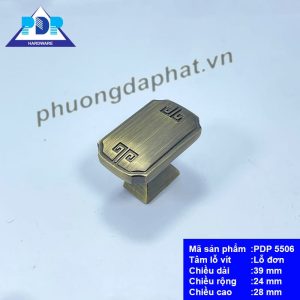 Núm Tay Nắm Tủ mang các họa tiết cung đình xưa được khắc họa tỉ mỉ ngay phần đầu tay tủ