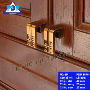 Núm Tay Nắm Tủ mang lại cảm giác hướng về nguồn cội với chi tiết xoáy vuông rất phổ biến trên mặt trống đồng