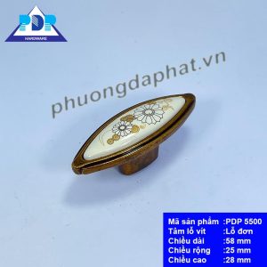 Núm Tay Nắm Tủ với nét hoa văn rất duyên dáng ngay trung tâm tay tủ trên nền chất liệu gốm sứ