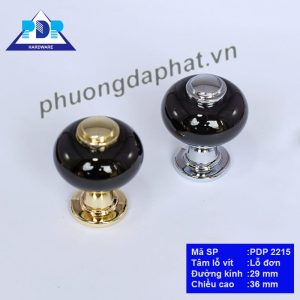 Núm Tay Nắm Tủ với nền đen chủ đạo