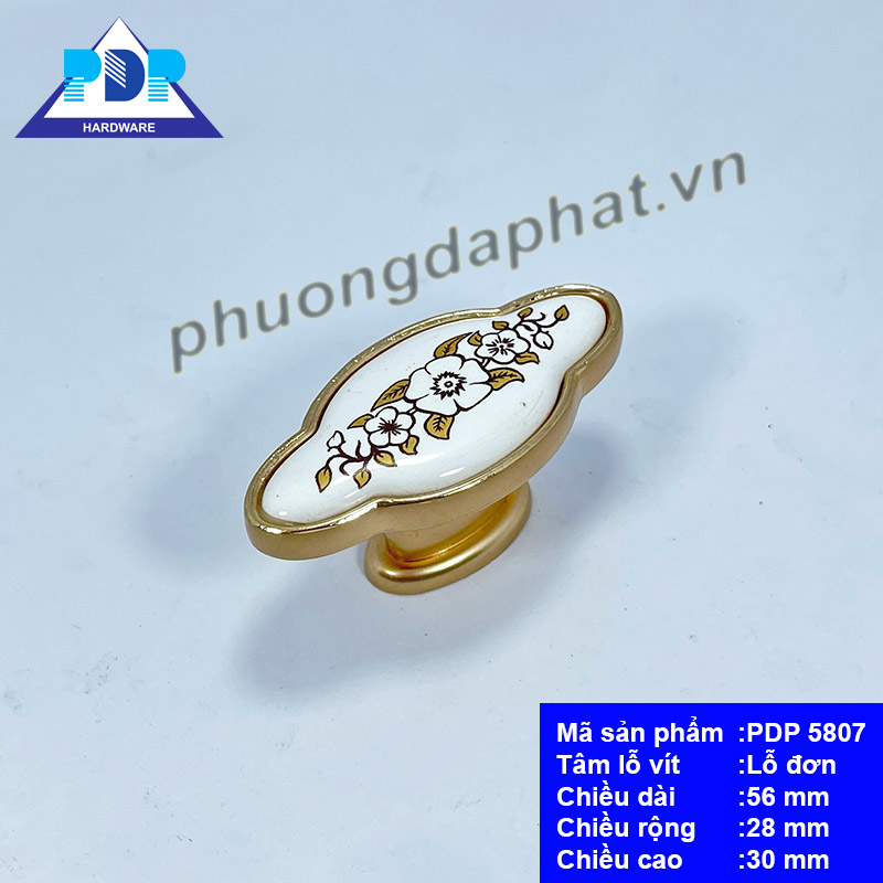 Núm Tay Năm Tủ Gốm Sứ với màu vàng sang trọng cùng điểm nhấn là hoa văn trên nền chất liệu sứ ngay trung tâm tay cầm pha trộn nét cổ điển và hiện đại.