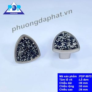 Núm Tay Nắm Tủ với màu sắc đa dạng cùng với những hạt đá lấp lánh như những viên kim cương ngay trung tâm tay tủ tạo hiệu ứng bắt mắt.