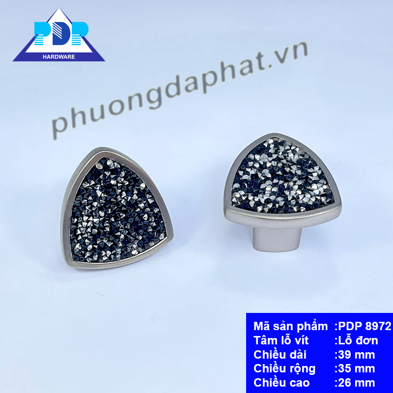 Núm Tay Nắm Tủ với màu sắc đa dạng cùng với những hạt đá lấp lánh như những viên kim cương ngay trung tâm tay tủ tạo hiệu ứng bắt mắt.