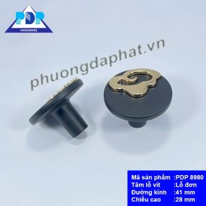 Núm Tay Nắm Tủ mang phong cách hiện đại với điểm nhấn hoa văn màu vàng bóng rất tinh tế