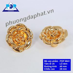 Núm Tủ hình hoa hồng được chế tác công phu với những đường cong bắt mắt rất trang nhã