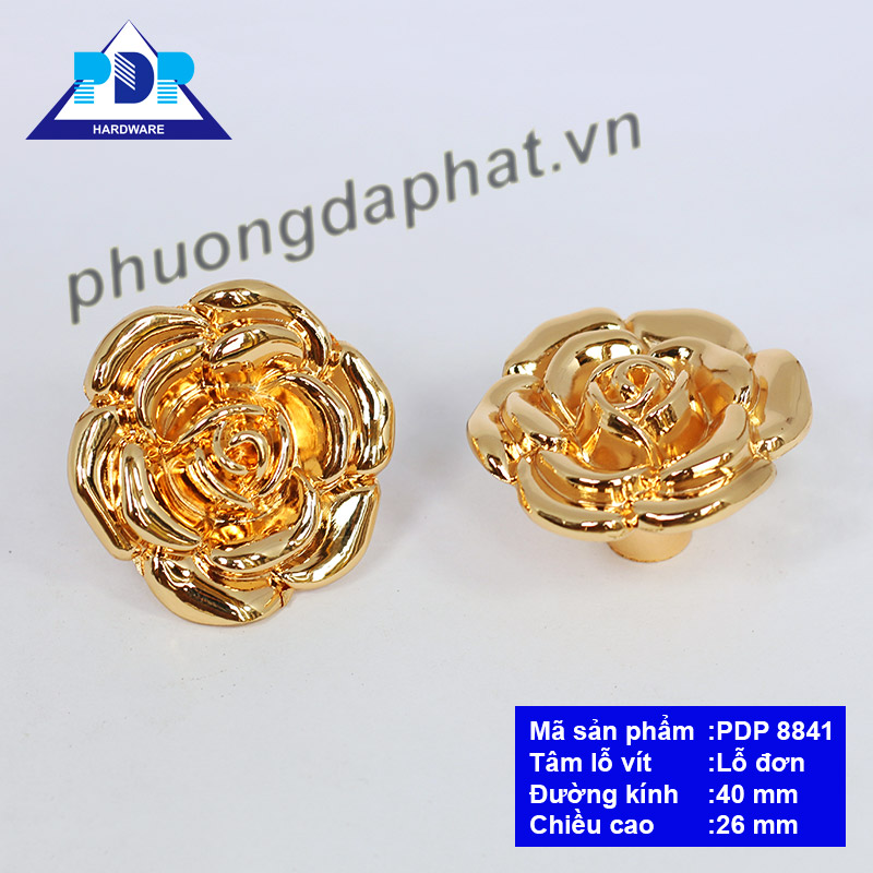 Núm Tủ hình hoa hồng được chế tác công phu với những đường cong bắt mắt rất trang nhã