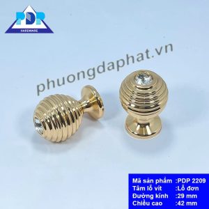Núm Tay Nắm Tủ Pha Lê hiện đại với màu vàng bóng được đính một viên đá pha lê kim cương ngay trung tâm tay tủ