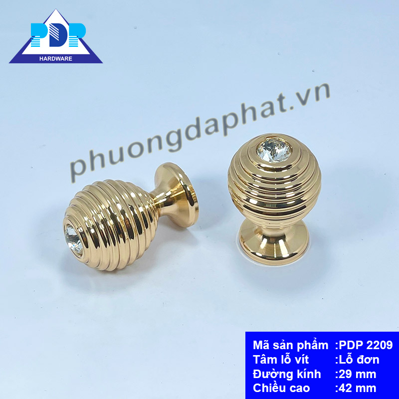 Núm Tay Nắm Tủ Pha Lê hiện đại với màu vàng bóng được đính một viên đá pha lê kim cương ngay trung tâm tay tủ