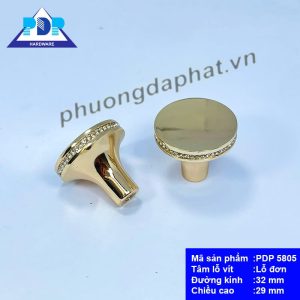 Núm Tay Nắm Tủ Phong Cách Châu Âu với màu vàng bóng được đính những viên đá pha lê hình kim cương xung quanh tay tủ