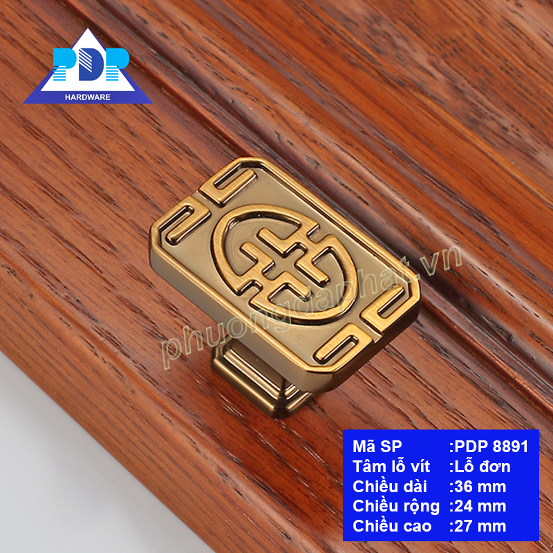Núm Tay Nắm Tủ với họa tiết cổ điển truyền thống phương Đông chứa đựng hình ảnh ngay tại điểm trung tâm tay tủ. Nét mô phỏng độc đáo thích hợp cho các tủ gỗ phong cách cổ điển.