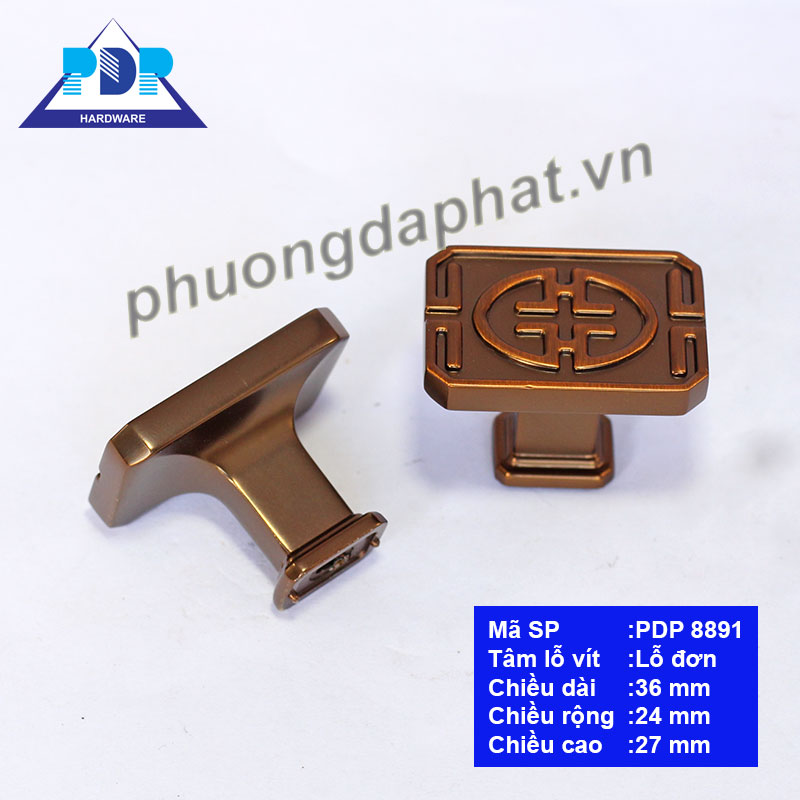 Núm Tay Nắm Tủ với họa tiết cổ điển truyền thống phương Đông chứa đựng hình ảnh ngay tại điểm trung tâm tay tủ. Nét mô phỏng độc đáo thích hợp cho các tủ gỗ phong cách cổ điển.