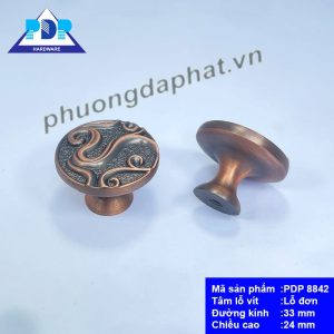 Núm Tủ Cổ Điển có chi tiết đẹp mắt được chế tác công phu tỉ mỉ