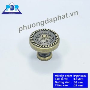 Núm Tủ Cổ Điển Màu Rêu Mờ mang lại cảm giác chắc chắn khi sử dụng cùng phong cách cổ điển của thế kỷ trước nhưng không hề bị lỗi thời