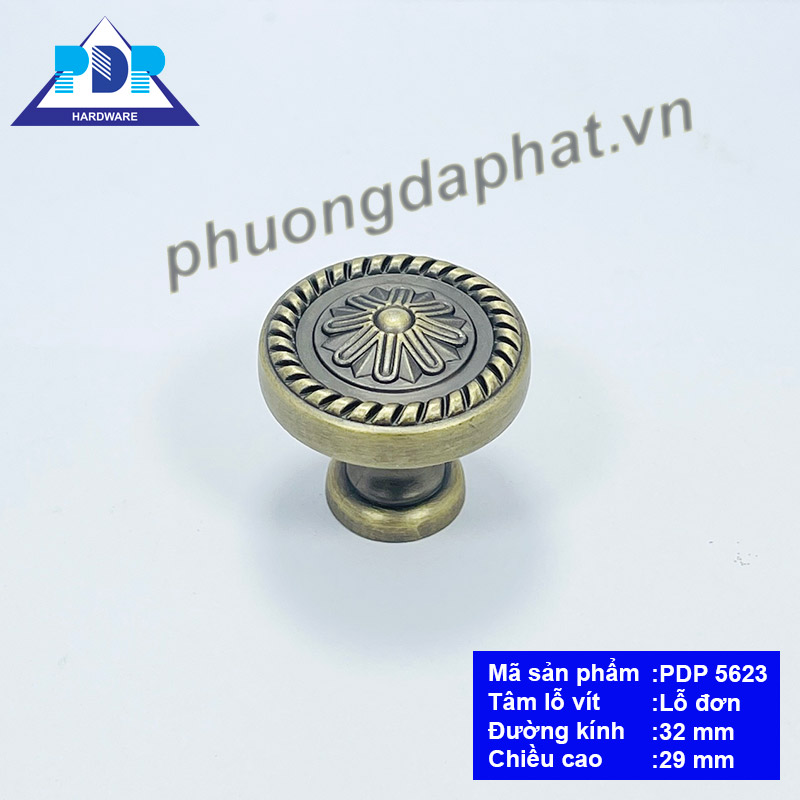Núm Tủ Cổ Điển Màu Rêu Mờ mang lại cảm giác chắc chắn khi sử dụng cùng phong cách cổ điển của thế kỷ trước nhưng không hề bị lỗi thời