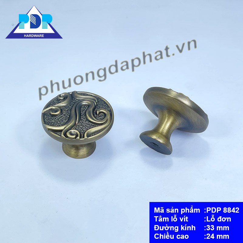 Núm Tủ Cổ Điển có chi tiết đẹp mắt được chế tác công phu tỉ mỉ