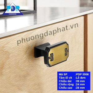 Núm Tủ Cổ Điển mang các họa tiết cung đình xưa được khắc họa tỉ mỉ ngay phần đầu tay tủ