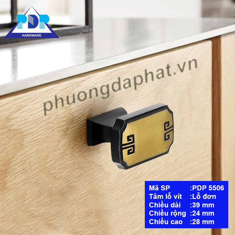 Núm Tủ Cổ Điển mang các họa tiết cung đình xưa được khắc họa tỉ mỉ ngay phần đầu tay tủ