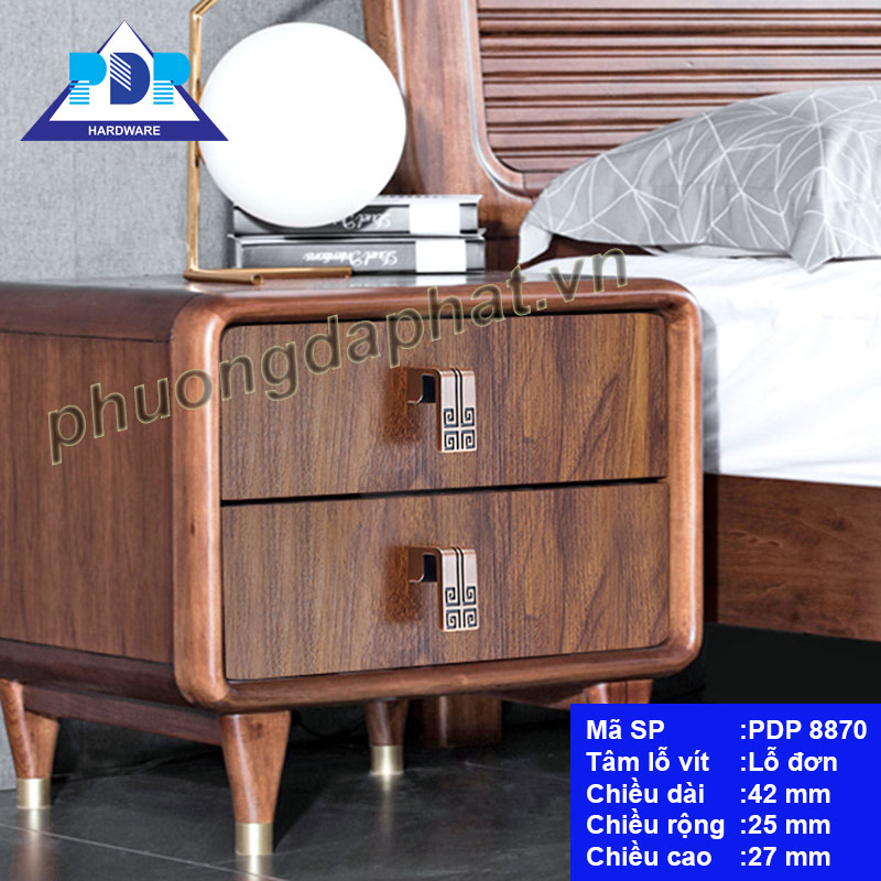  Núm Tủ Cổ Điển mang lại cảm giác hướng về nguồn cội với chi tiết xoáy vuông rất phổ biến trên mặt trống đồng