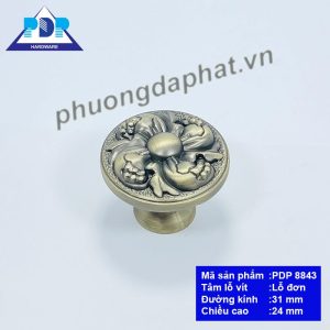 Núm Tủ Cổ Điển rất sinh động cho nội thất vì mặt trước tay nắm tích hợp cách điệu bông hoa rất trang nhã