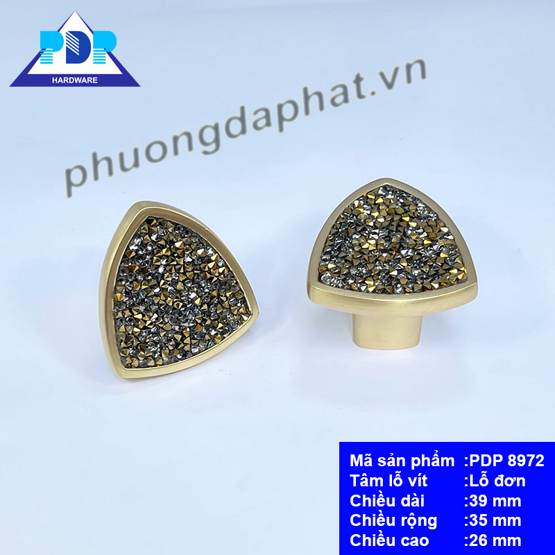 Núm Tủ với màu vàng chải xước cùng với những hạt đá lấp ngay trung tâm tay tủ tạo hiệu ứng bắt mắt. Bề mặt tay cầm lớn mang lại cảm giác chắc chắn khi sử dụng.