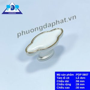 Núm Tủ Hiện Đại với màu trắng tinh khôi cùng điểm nhấn là những đường viền vàng bóng mang lại vẻ đẹp thanh lịch cho tổng thể