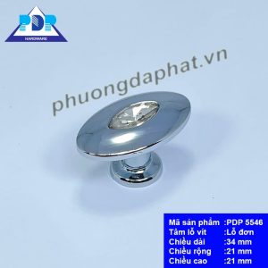 Núm Tủ Hiện Đại có thiết kế hình ô van cùng màu crom bóng tạo điểm nhấn với một viên đá ngay trung tâm tay tủ