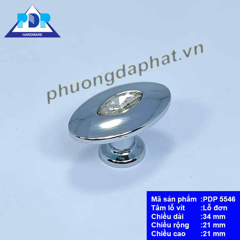 Núm Tủ Hiện Đại có thiết kế hình ô van cùng màu crom bóng tạo điểm nhấn với một viên đá ngay trung tâm tay tủ