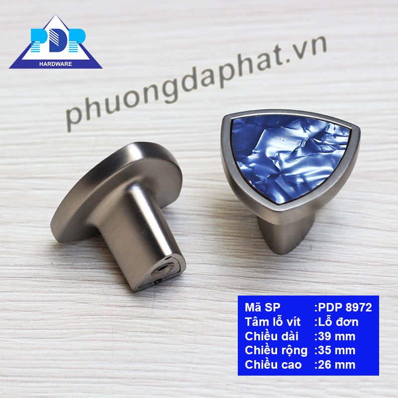 Núm Tủ Hiện Đại với màu bạc xước cùng với hiệu ứng vân đá ngay trung tâm tay tủ rất bắt mắt. Bề mặt tay cầm lớn mang lại cảm giác chắc chắn khi sử dụng.