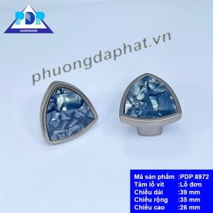 Núm Tủ  Hiện Đại với màu bạc xước cùng với hiệu ứng vân đá ngay trung tâm tay tủ rất bắt mắt. Bề mặt tay cầm lớn mang lại cảm giác chắc chắn khi sử dụng