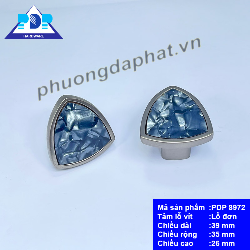 Núm Tủ  Hiện Đại với màu bạc xước cùng với hiệu ứng vân đá ngay trung tâm tay tủ rất bắt mắt. Bề mặt tay cầm lớn mang lại cảm giác chắc chắn khi sử dụng