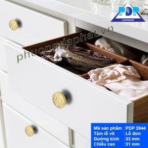 Núm Tủ Hiện Đại mang lại cảm giác chắc chắn khi sử dụng với hiệu ứng dấu búa bắt mắt