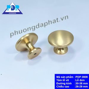 Núm Tủ  với mặt tròn nhẵn và màu vàng xước tạo hiệu ứng bắt mắt