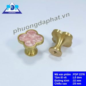 Núm Tủ với mặt trước tay nắm được tích hợp cách điệu bông hoa rất trang nhã