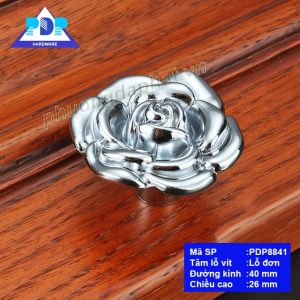 Núm Tủ hình hoa hồng được chế tác công phu với những đường cong bắt mắt rất trang nhã