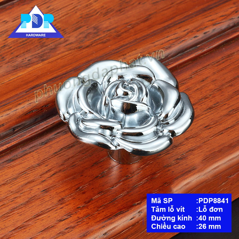 Núm Tủ hình hoa hồng được chế tác công phu với những đường cong bắt mắt rất trang nhã