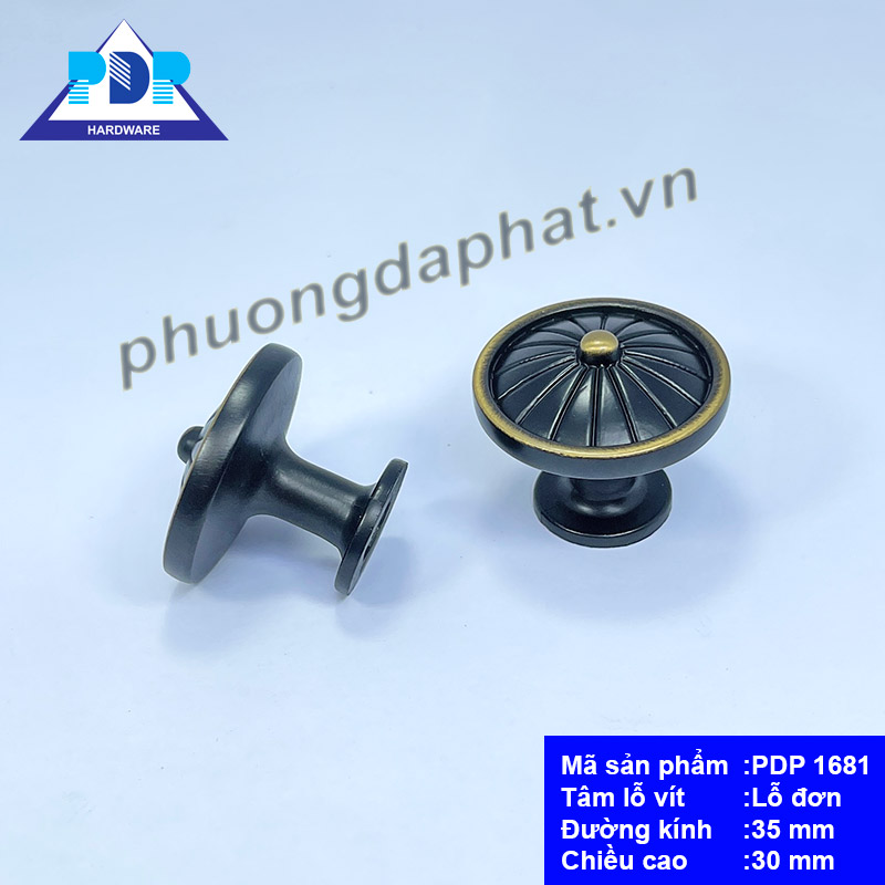 Núm Tủ Hợp Kim Kẽm ấn tượng về diện mạo khi được bao phủ lớp viền màu vàng xung quanh tay nắm cùng màu đen chủ đạo pha trộn nét cổ điển và hiện đại.