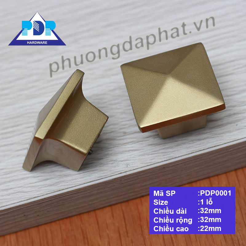 Núm Tủ mang hình dáng kim tự tháp cùng màu vàng thau tạo thành một tổng thể hài hòa đẹp mắt.