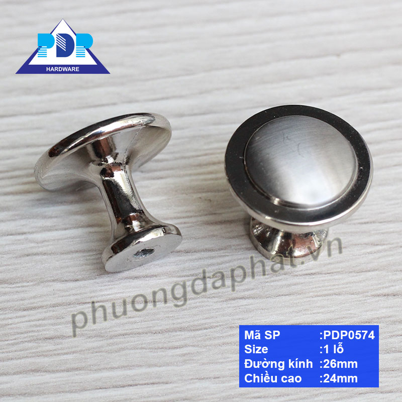 Núm Tủ rất ấn tượng về diện mạo khi kết hợp màu niken xước ở thân với màu crom bóng