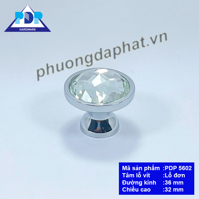 Núm Tủ Pha Lê nội thất hiện đại với màu crom bóng được đính một viên đá mô phỏng kim cương ngay trung tâm tay tủ